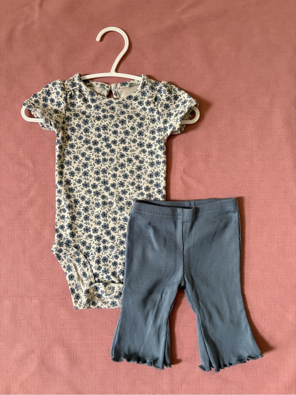 🌸 Baby Girl Carter's Dusty Blue Ribbed Flare Leggings and Floral top
